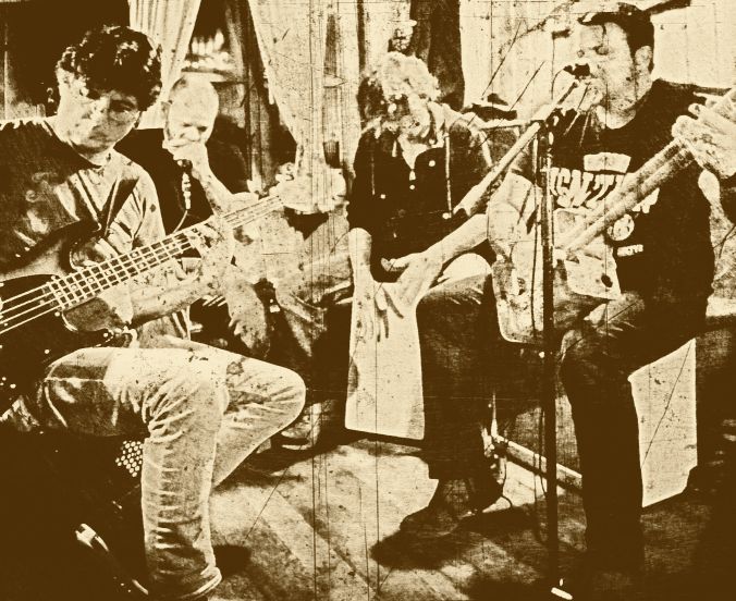 Gruppenfoto der Band Jakewalk in der gemütlichen Hütte im Schwarzwald